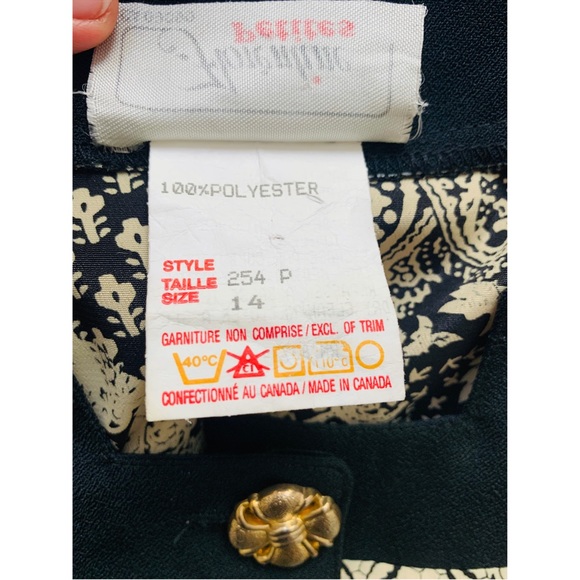 Vintage Long Sleeve Paisley Dress with Pleated Skirt Detail - Picture 12 of 16